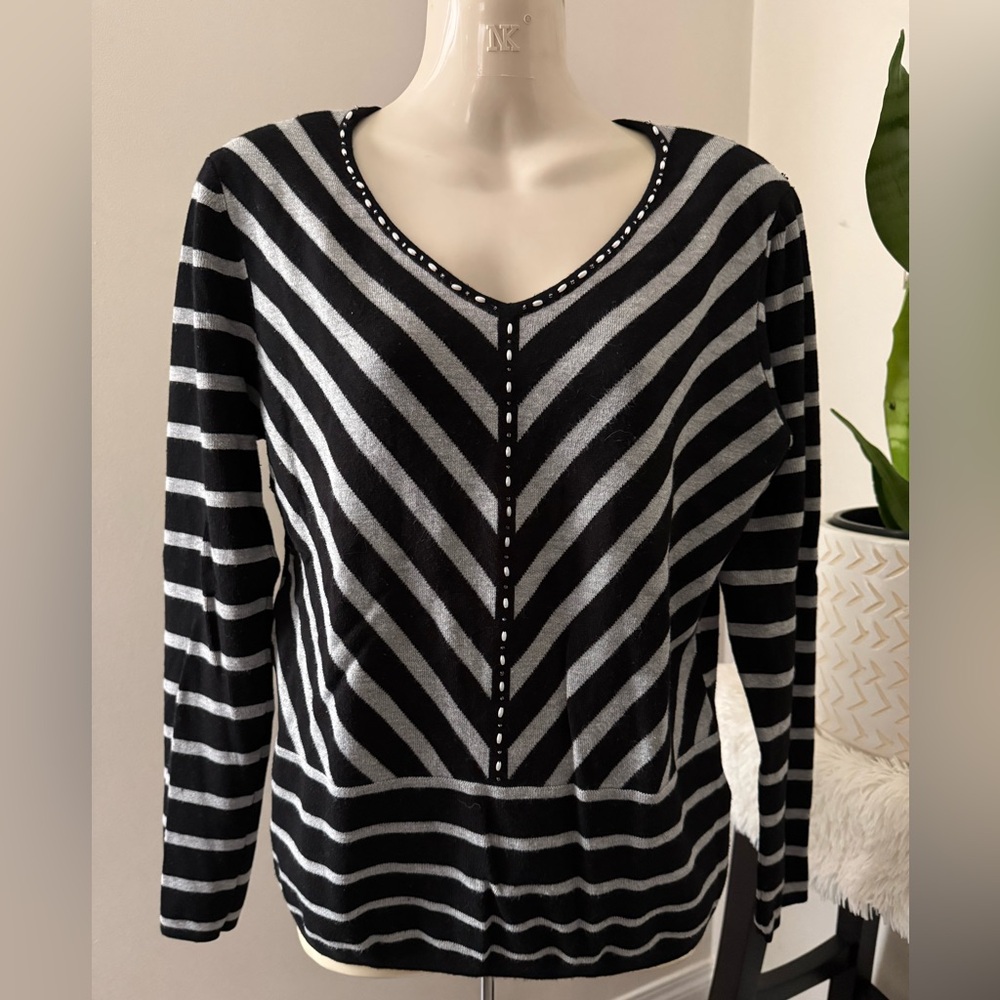4. Laura Petites Black and Gray Long Sleeve Knit Top